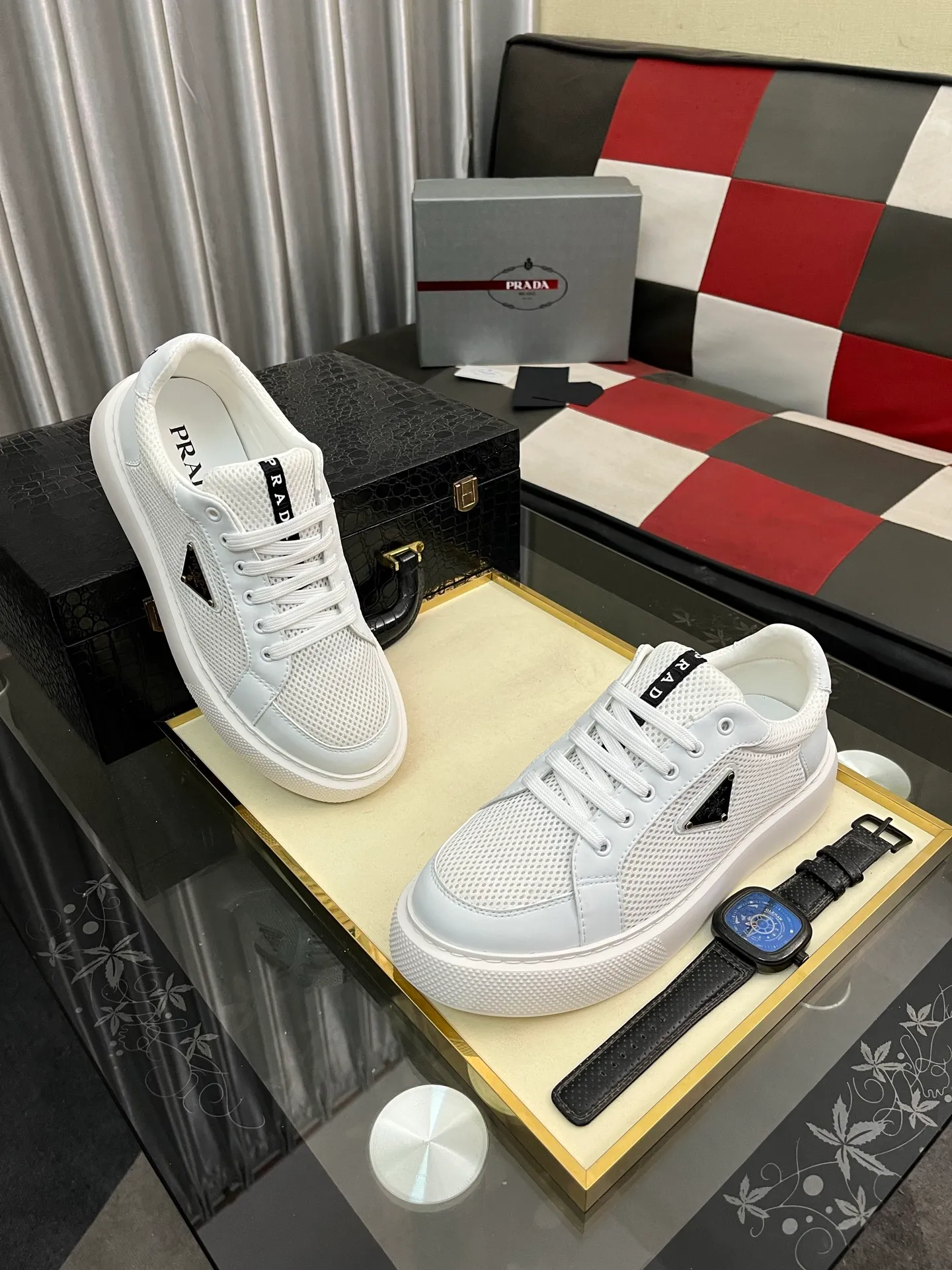 Men's men's shoes💰580⌚️⌚️Prada Prada early spring new model, top original quality, Prada casual sports shoes, made of imported solid color patent leather, spliced mesh cowhide upper, three-dimensional geometric segmentation, multi-color splicing, fashionable and generous, soft, comfortable and breathable. The tongue is decorated with classic letter logo, with fabric lining, cowhide foot pads, matched with P family's exclusive rubber outsole, upper material, breathable knitted fabric imported from Italy The delicate texture is super high-end! Fetal cowhide lining, super soft and comfortable, original molded outsole Size: 38-446️⃣ colors available